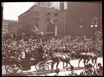 Ansicht der Menge und einer Pferdekutsche in der Dewey-Parade auf der Fifth Avenue, New York, 1899 von Byron Company